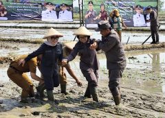 Ketua DPRD Metro ‘Terjebak’ di Lumpur Komitmen Dukung Petani